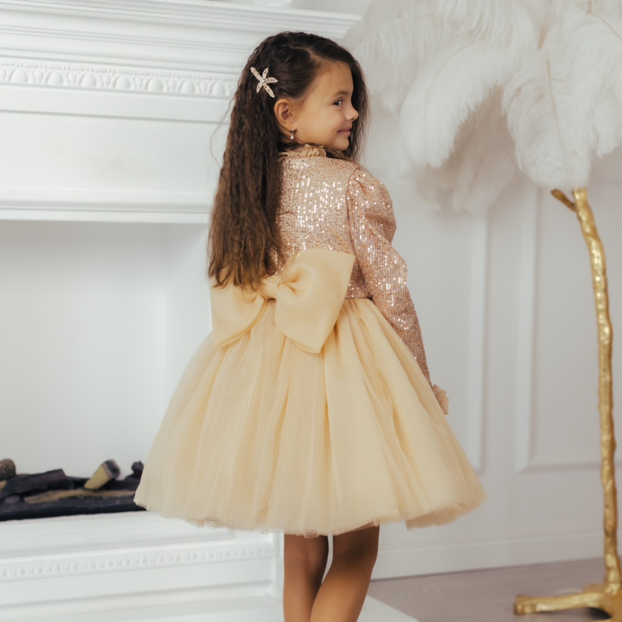 Detalj šljokica na gornjem delu haljinice Isabel