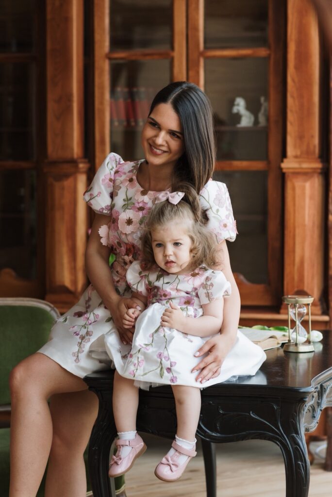 Svečana haljina za devojčice Elodi Rouz – haljinica sa cvetnim detaljima set haljina Elodi Rouz bela za mamu i cerku brokat i cvetna cipka elegantne bele haljine za mamu i dete luksuzan romantican komplet svecane haljine za mamu i cerku za vencanja i posebne prilike