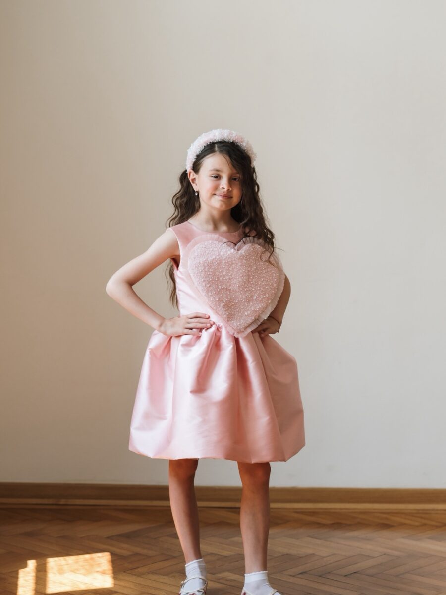 Detalj srca od kristalne čipke na haljinici Elodi Haljinica Elodi izgled i kroj