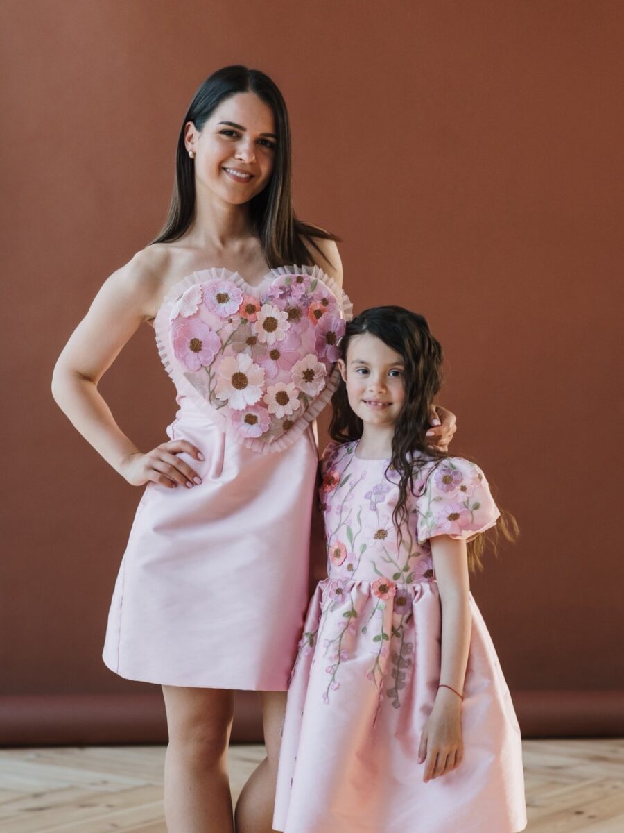 Svečana haljina za devojčice Elodi Rouz – roze haljinica sa cvetnom čipkom Svečana haljina za devojčice Elodi Rouz – roze haljinica sa cvetnom čipkom