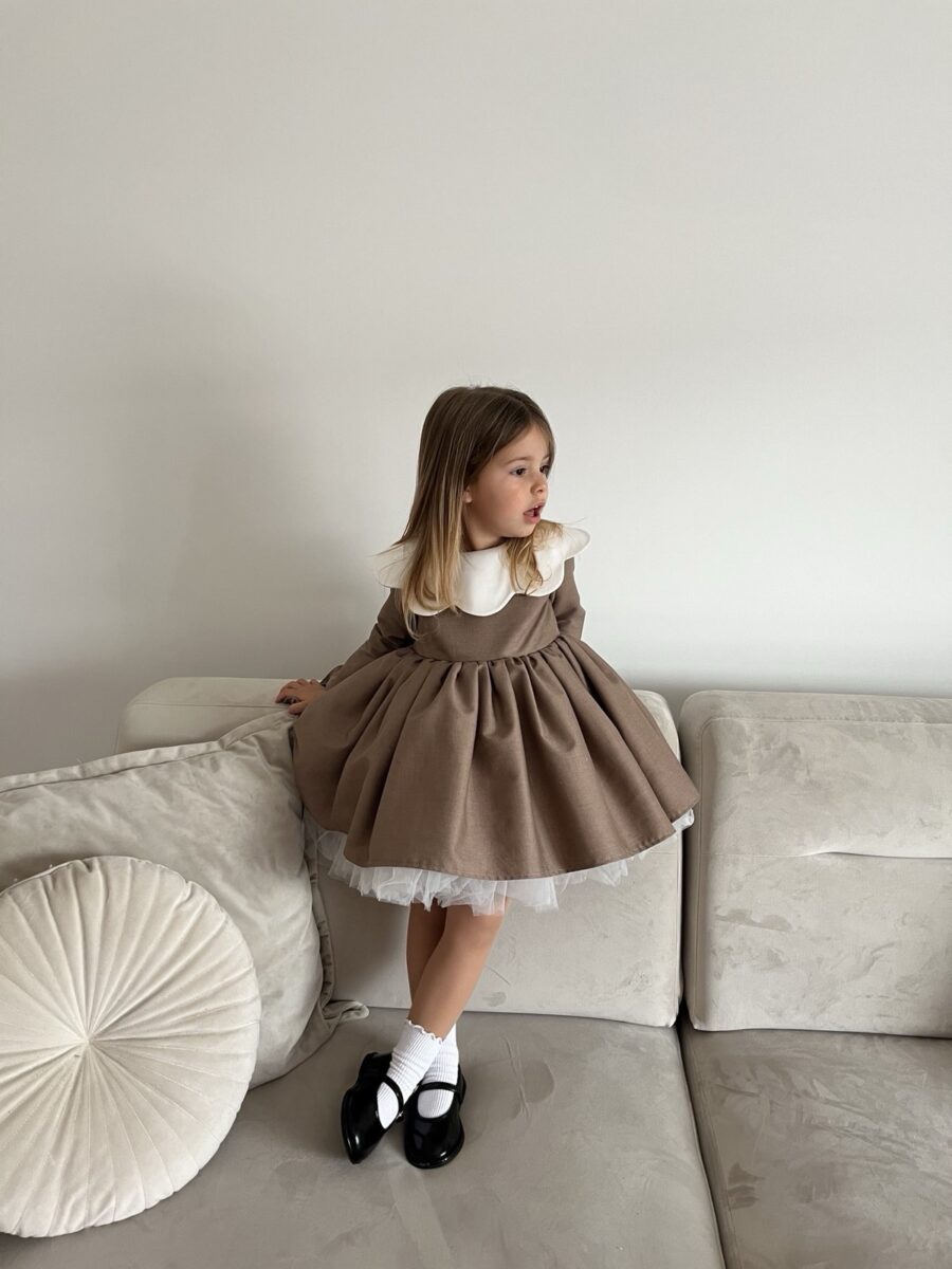 Svečana haljina za devojčice Mary – braon haljinica sa belom kragnicom Svečana haljina za devojčice Mary – braon haljinica sa belom kragnicom