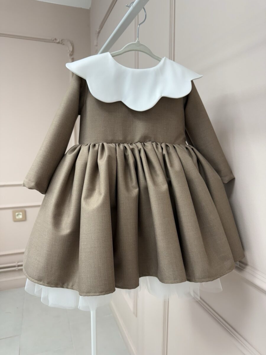 Detalj bele kragnice na haljinici Mary