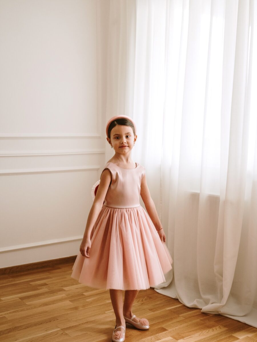 Detalj suknje koja se širi pri pokretu haljinice Mona