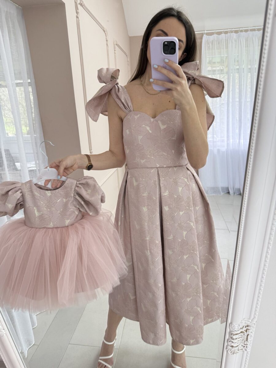 Detalj korseta i mašni na haljinici Sole roze