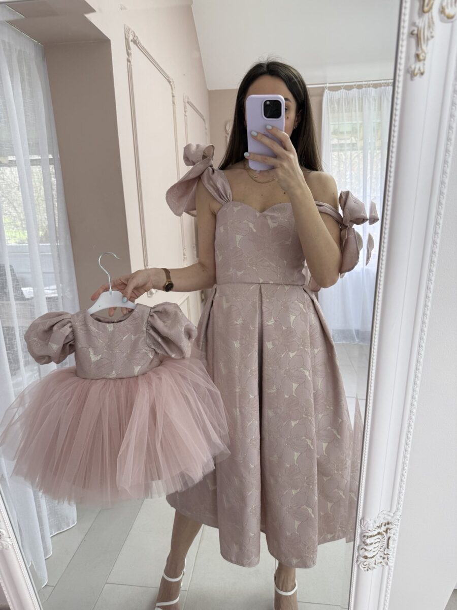 Svečana haljina za devojčice Sole – roze haljinica sa mašnama na ramenima Svečana haljina za devojčice Sole – roze haljinica sa mašnama na ramenima