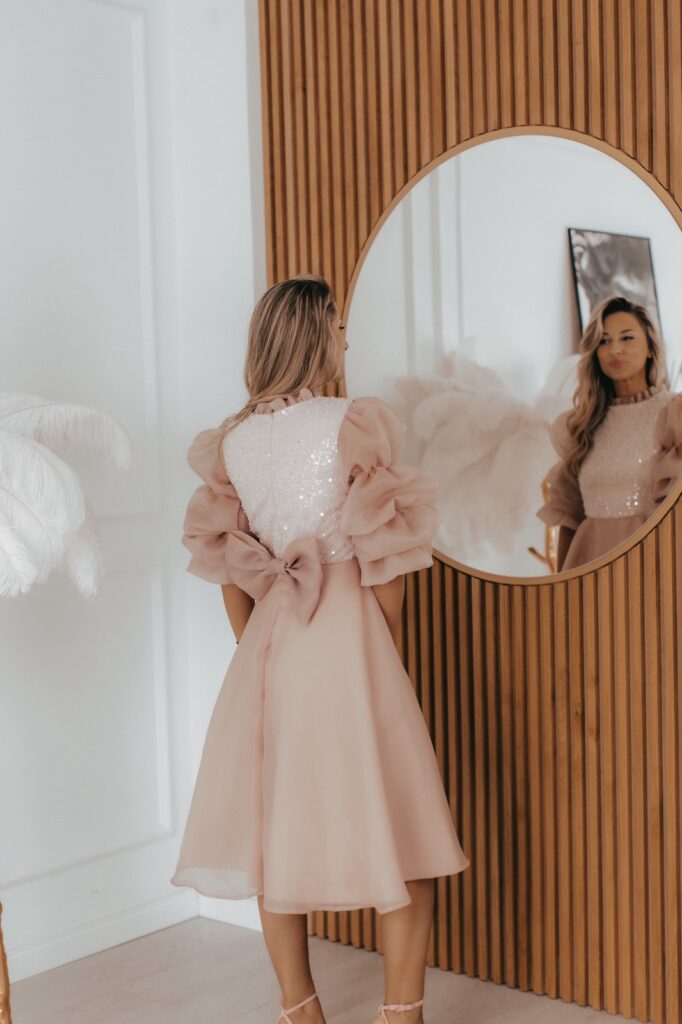 Roze elegantna haljina Vita sa puf rukavima i mašnom na leđima