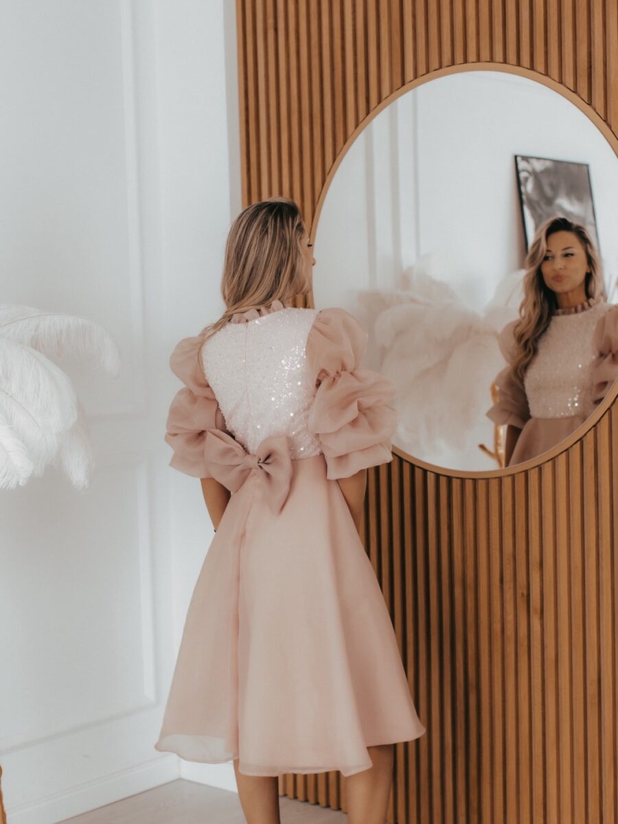 Roze elegantna haljina Vita sa puf rukavima i mašnom na leđima