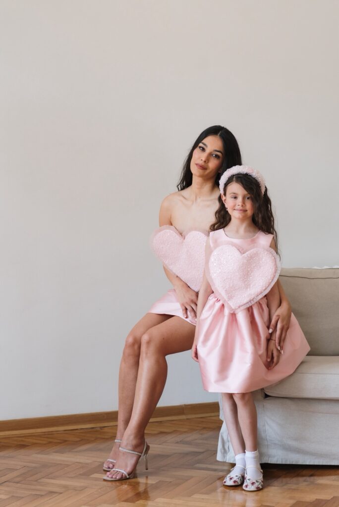 Roze koktel haljina Elodi sa korsetom i velikim srcem naprijed set haljina Elodi srce roze za mamu i cerku brokat i kristalna cipka svecane haljine za mamu i dete sa srcem i elegantnim dizajnom luksuzan set haljina roze sa detaljem srca za posebne prilike