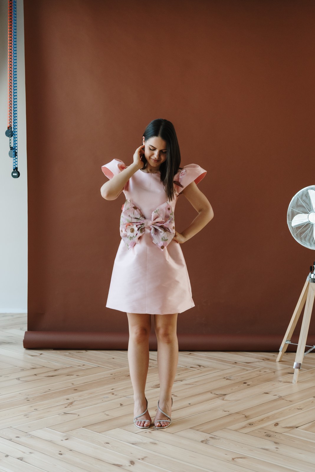 Roze haljina Elodi – svečani model sa upečatljivim detaljem