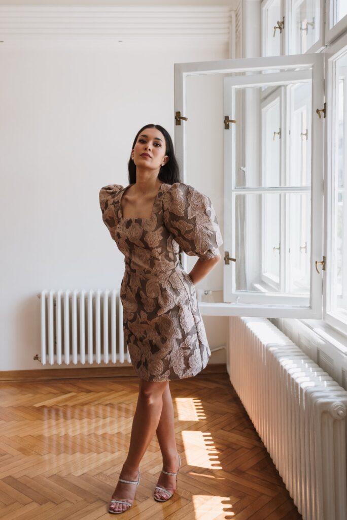 svecana brokat haljina Elizabet smedja sa puf rukavima