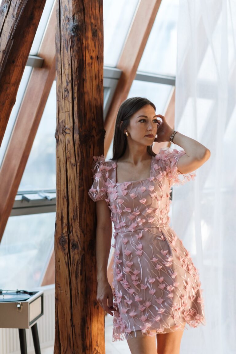 Elegantna haljina koja prati liniju tela Svečana haljina Zoe – moderan i ženstven dizajn