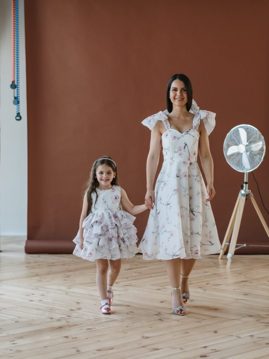 set haljina Rosa i Rosalinda za mamu i cerku cvetni dezen organdin svecane haljine za mamu i dete leprsav letnji komplet sa karnerima uskladjen set haljina sa cvetnim motivima za prolece i leto