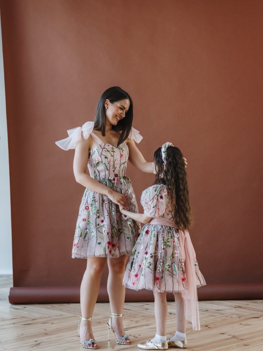 set haljina Rubi korset kratka za mamu i cerku cvetni dezen i jarke boje svecane haljine za mamu i dete razigran letnji komplet sa cipkom uskladjen set haljina Rubi za rođendane i letnje proslave