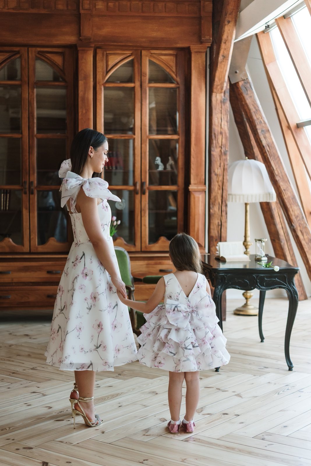 Romantična haljina srednje dužine sa cvetnim motivima Elegantna lepršava haljina za posebne prilike