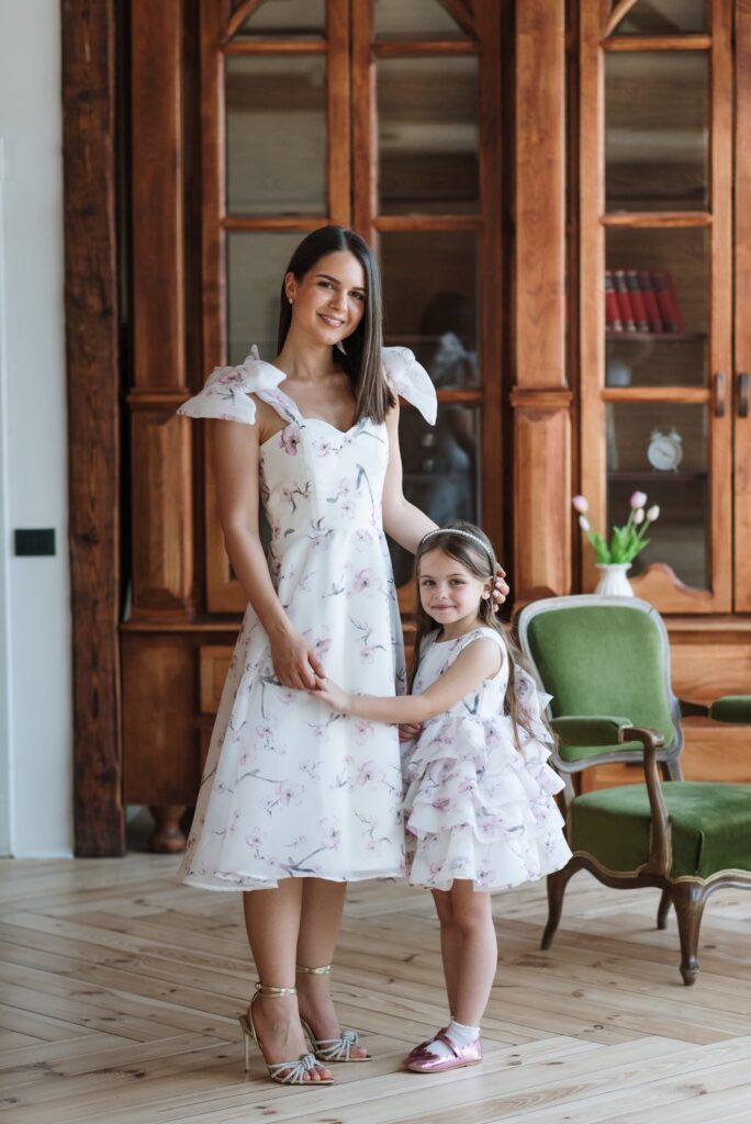 Midi haljina Rosa sa korsetom – cvetni organdin set haljina Rosa i Rosalinda za mamu i cerku cvetni dezen organdin svecane haljine za mamu i dete leprsav letnji komplet sa karnerima uskladjen set haljina sa cvetnim motivima za prolece i leto