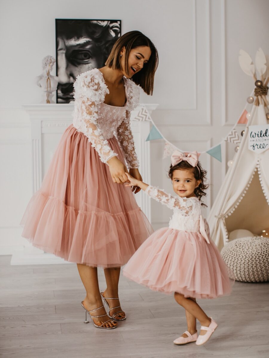 Postoje trenuci koji se ne ponavljaju. Rođendani, proslave, prvi veliki događaji… i fotografije koje ostaju zauvek. Ovaj set haljina za mamu i ćerku nije samo usklađen autfit — to je mali ritual bliskosti. Trenutak kada se pogledate i shvatite da ste iste, povezane, posebne.