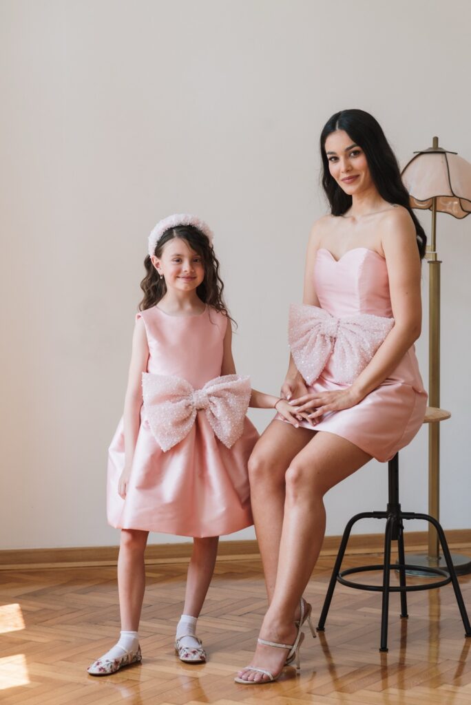 set haljina Elodi masna roze za mamu i cerku brokat i kristalna cipka svecane haljine za mamu i dete sa velikom masnom elegantan komplet luksuzan set haljina roze sa masnom za posebne prilike
