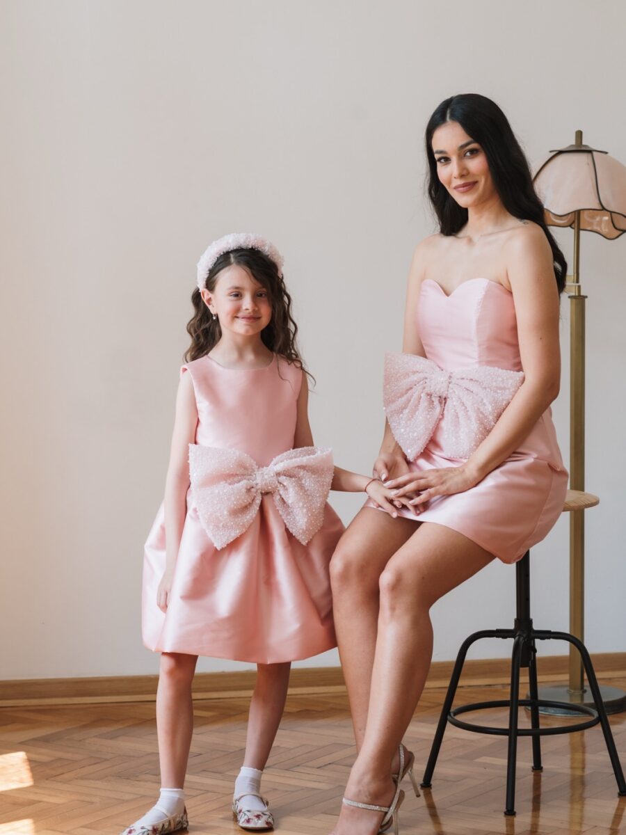 set haljina Elodi masna roze za mamu i cerku brokat i kristalna cipka svecane haljine za mamu i dete sa velikom masnom elegantan komplet luksuzan set haljina roze sa masnom za posebne prilike
