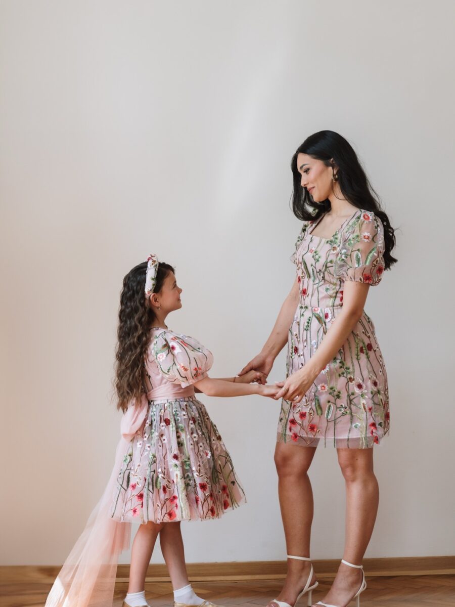 set haljina Rubi za mamu i cerku cvetni dezen i elegantan kroj svecane haljine za mamu i dete razigran letnji komplet sa cvetnim motivima uskladjen set haljina Rubi za rođendane i letnje proslave