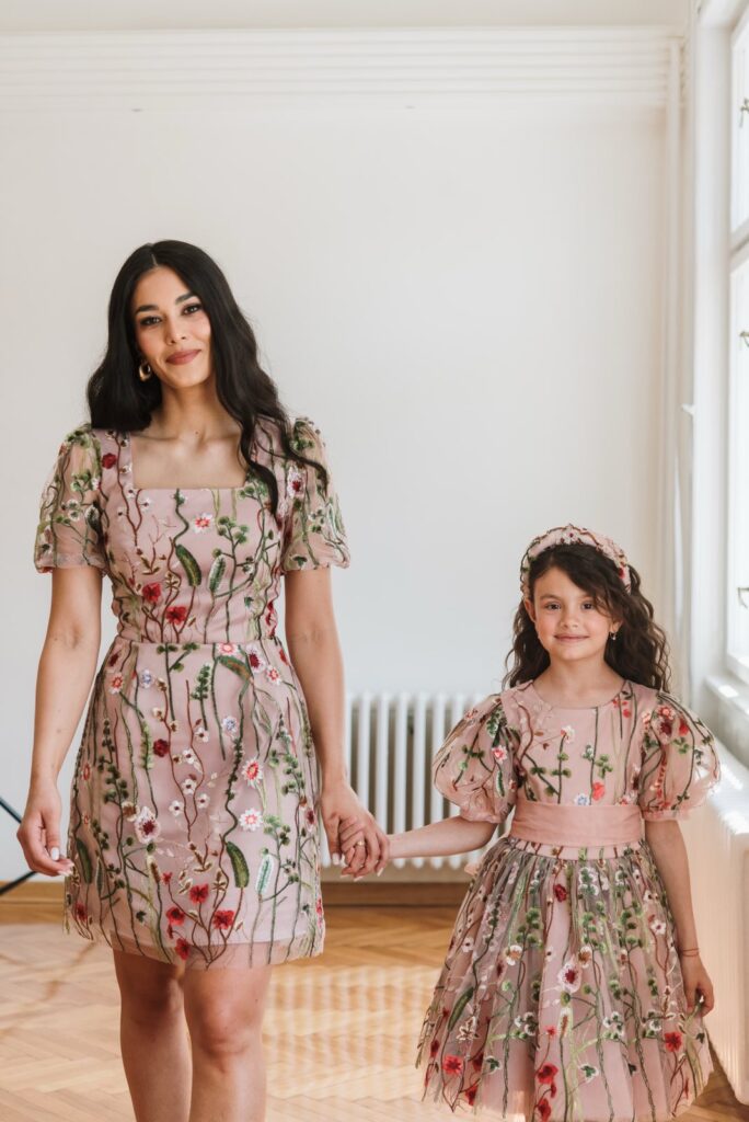 set haljina Rubi za mamu i cerku cvetni dezen i elegantan kroj svecane haljine za mamu i dete razigran letnji komplet sa cvetnim motivima uskladjen set haljina Rubi za rođendane i letnje proslave