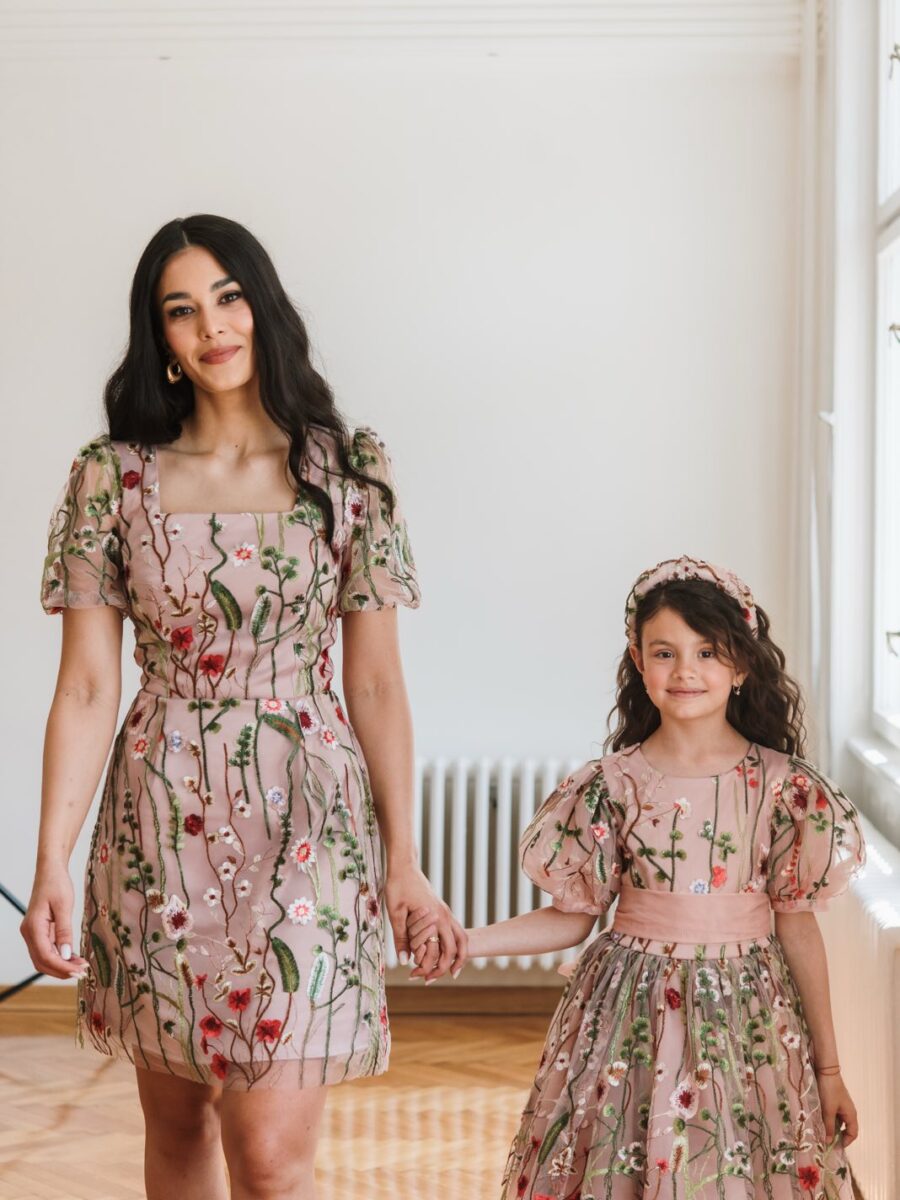 set haljina Rubi za mamu i cerku cvetni dezen i elegantan kroj svecane haljine za mamu i dete razigran letnji komplet sa cvetnim motivima uskladjen set haljina Rubi za rođendane i letnje proslave