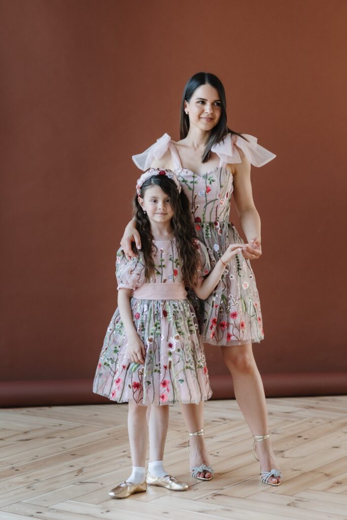 set haljina Rubi korset kratka za mamu i cerku cvetni dezen i jarke boje svecane haljine za mamu i dete razigran letnji komplet sa cipkom uskladjen set haljina Rubi za rođendane i letnje proslave