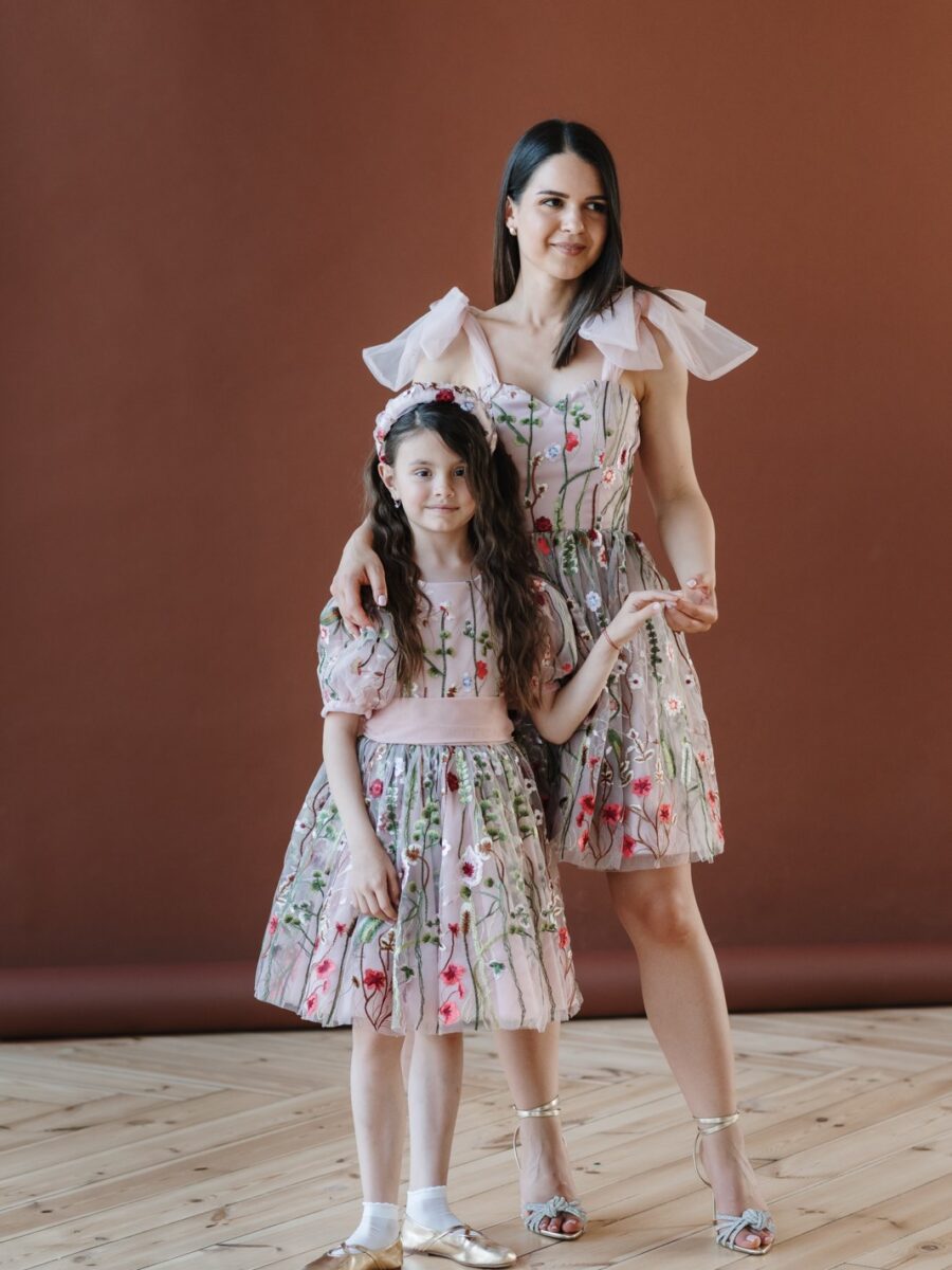 set haljina Rubi korset kratka za mamu i cerku cvetni dezen i jarke boje svecane haljine za mamu i dete razigran letnji komplet sa cipkom uskladjen set haljina Rubi za rođendane i letnje proslave