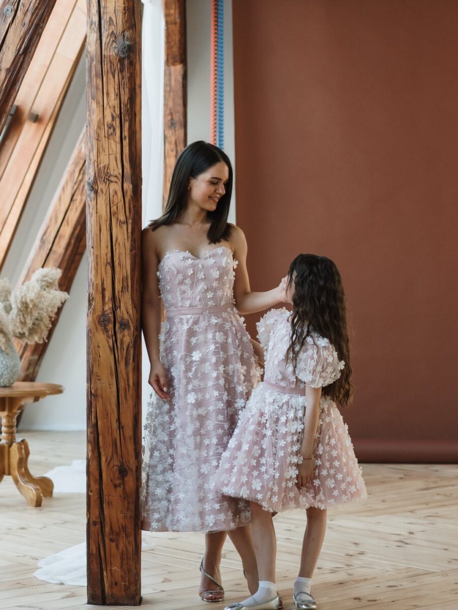 set haljina Dalia za mamu i cerku bela cipka i elegantan dizajn svecane haljine za mamu i dete za krstenje i posebne prilike romantican set haljina Dalia sa cipkom za porodicne proslave