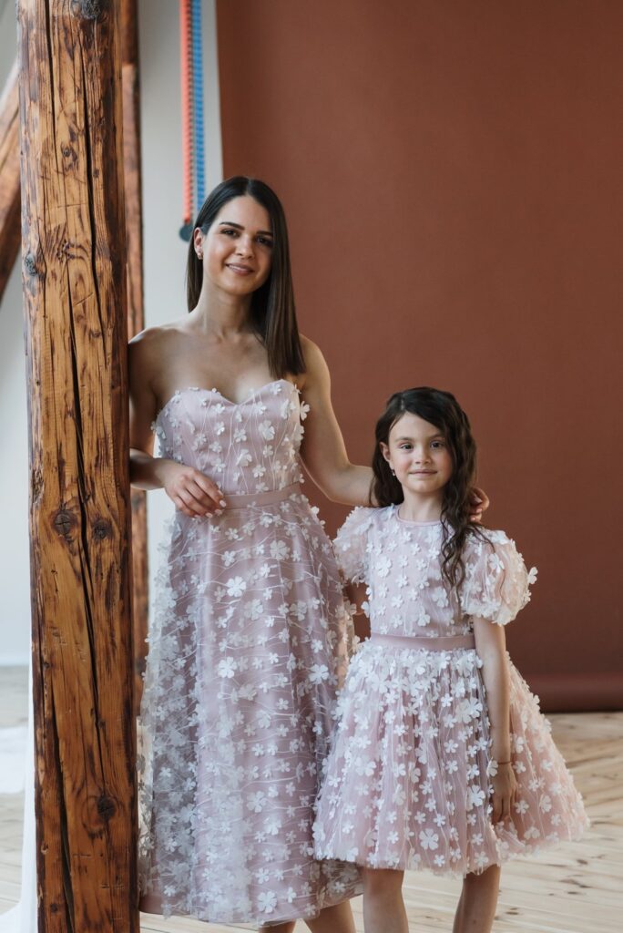 set haljina Dalia za mamu i cerku bela cipka i elegantan dizajn svecane haljine za mamu i dete za krstenje i posebne prilike romantican set haljina Dalia sa cipkom za porodicne proslave