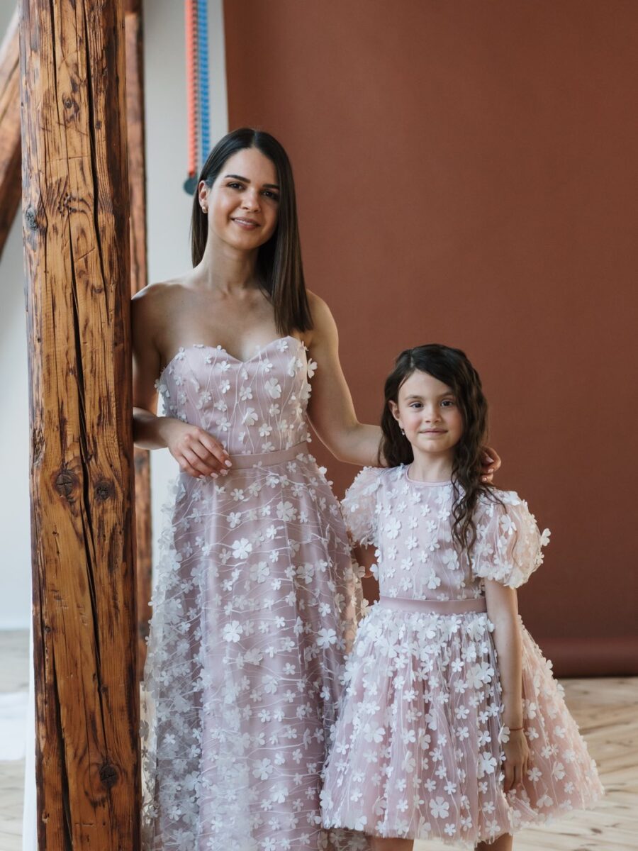 set haljina Dalia za mamu i cerku bela cipka i elegantan dizajn svecane haljine za mamu i dete za krstenje i posebne prilike romantican set haljina Dalia sa cipkom za porodicne proslave