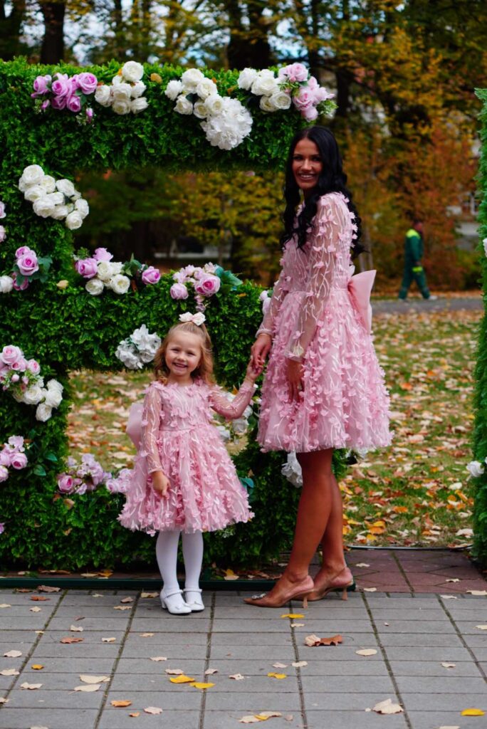 set haljina Zoe roze za mamu i cerku sa 3D cvetnim aplikacijama