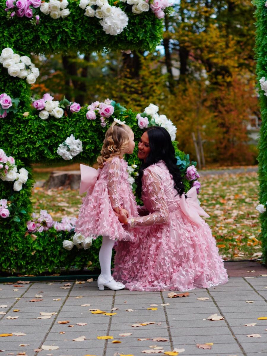 set haljina Zoe roze za mamu i cerku sa 3D cvetnim aplikacijama elegantne roze haljine za mamu i dete sa leprsavom suknjom i masnom uskladjen set haljina Zoe za posebne prilike i porodicne proslave