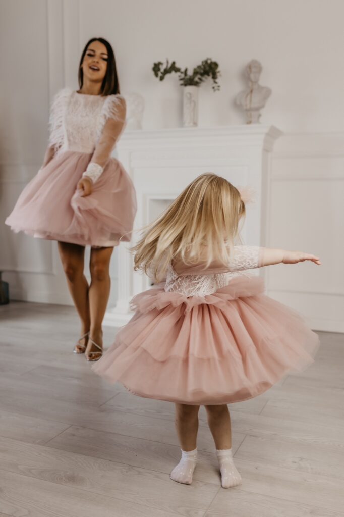 set haljina Julija roze za mamu i cerku sa nojevim perjem i tilom glamurozne roze haljine za mamu i dete sa cipkom i puf suknjom luksuzan set haljina Julija sa perjem za posebne prilike