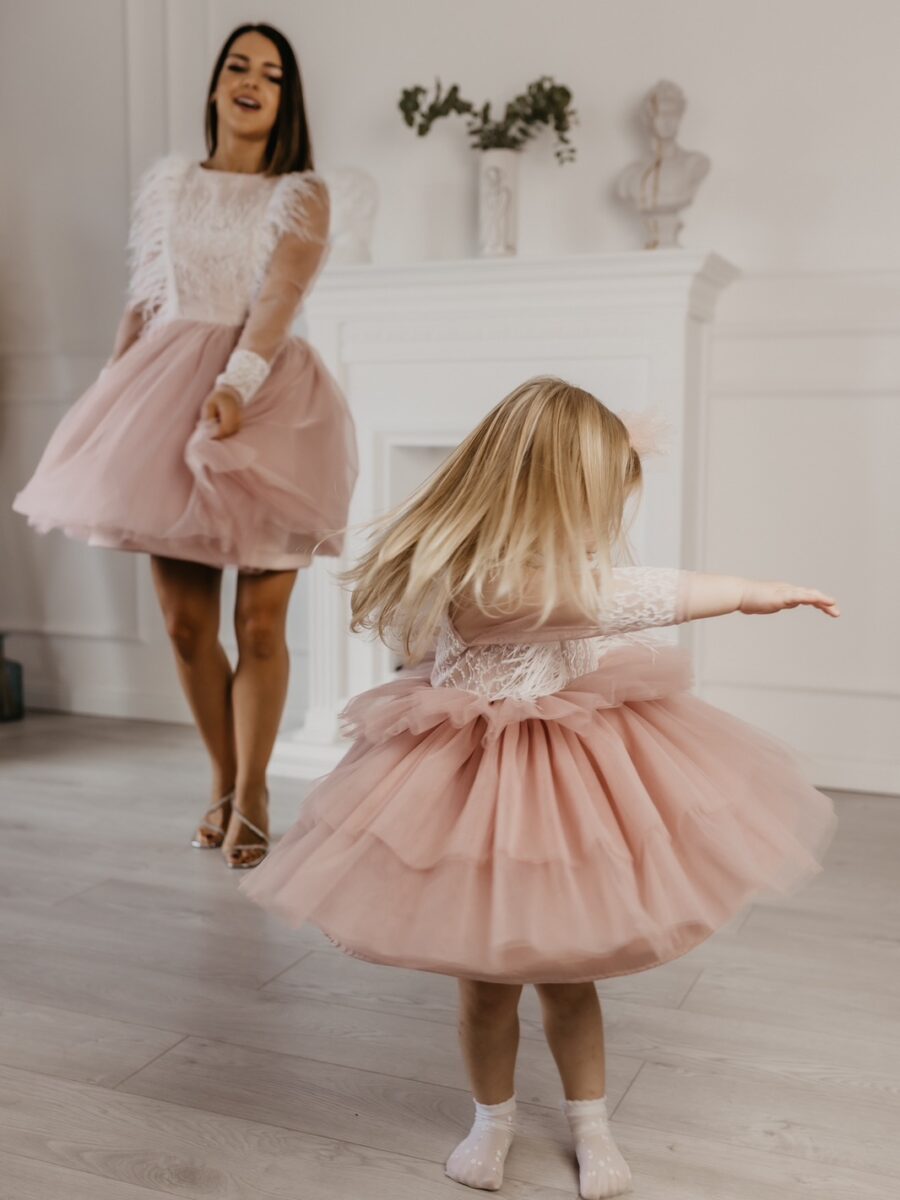 set haljina Julija roze za mamu i cerku sa nojevim perjem i tilom glamurozne roze haljine za mamu i dete sa cipkom i puf suknjom luksuzan set haljina Julija sa perjem za posebne prilike