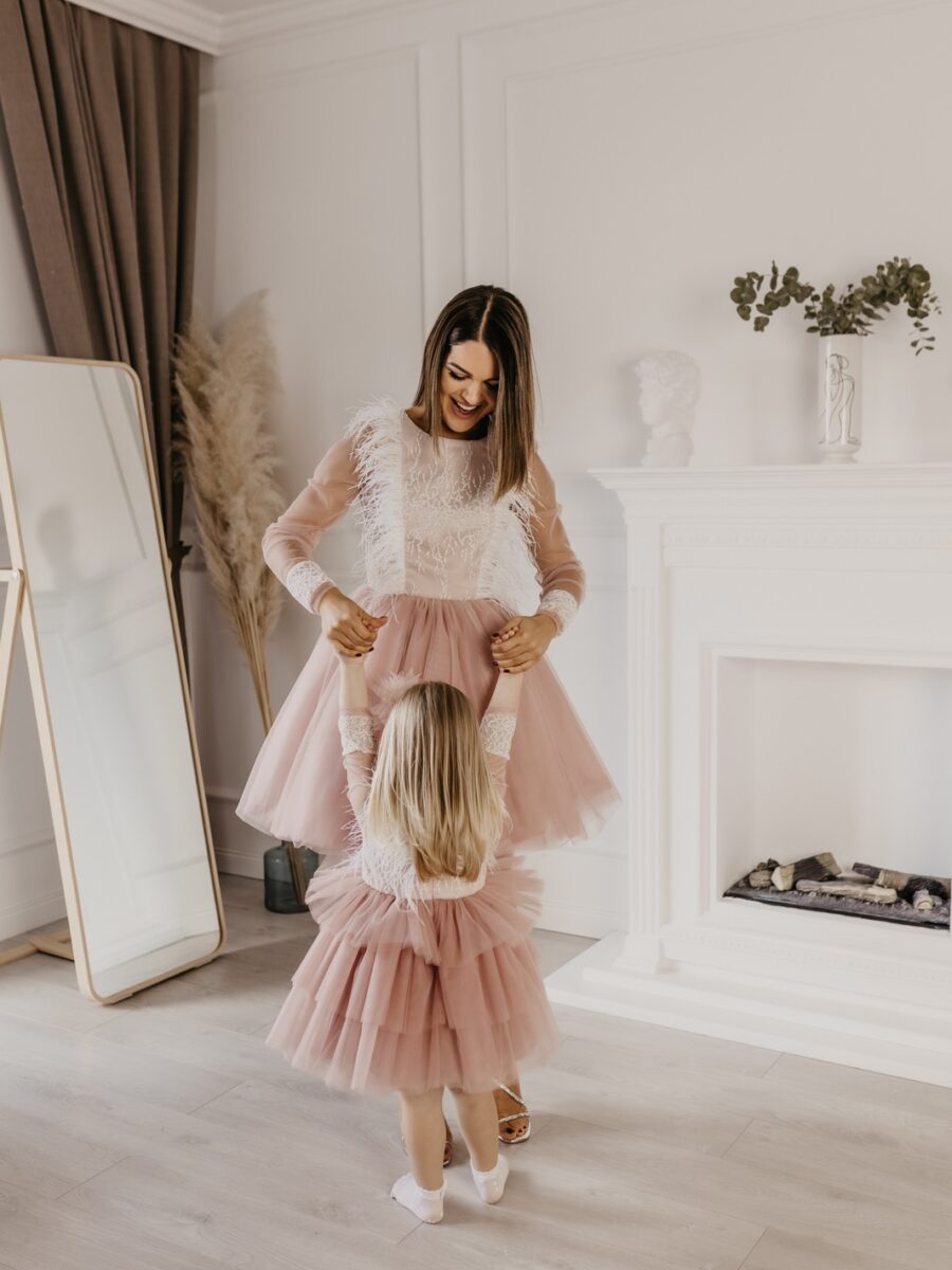 set haljina Julija roze za mamu i cerku sa nojevim perjem i tilom glamurozne roze haljine za mamu i dete sa cipkom i puf suknjom luksuzan set haljina Julija sa perjem za posebne prilike