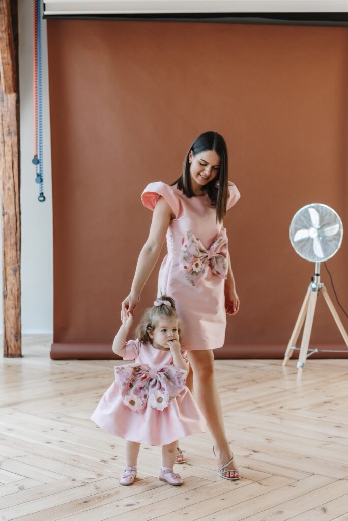 set haljina Elodi cvetna masna za mamu i cerku roze elegantan dizajn svecane haljine za mamu i dete sa cvetnim detaljima i masnom uskladjen set haljina Elodi za rođendane i posebne prilike