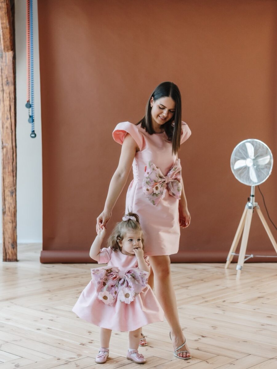 set haljina Elodi cvetna masna za mamu i cerku roze elegantan dizajn svecane haljine za mamu i dete sa cvetnim detaljima i masnom uskladjen set haljina Elodi za rođendane i posebne prilike