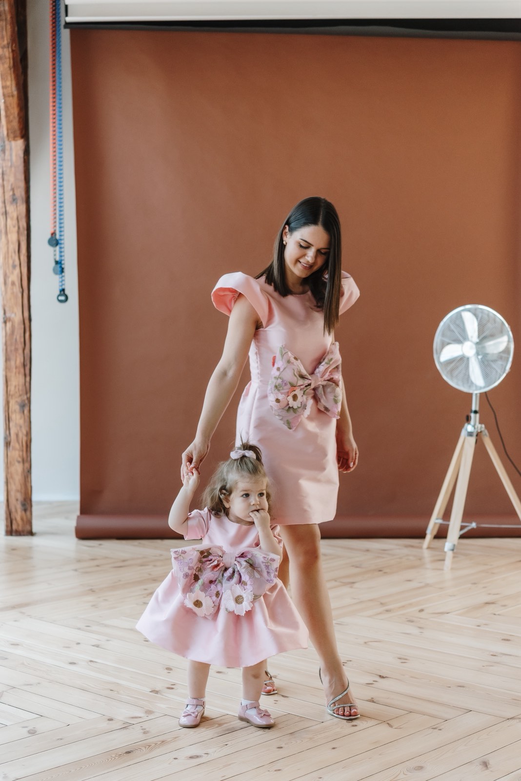 set haljina Elodi cvetna masna za mamu i cerku roze elegantan dizajn svecane haljine za mamu i dete sa cvetnim detaljima i masnom uskladjen set haljina Elodi za rođendane i posebne prilike