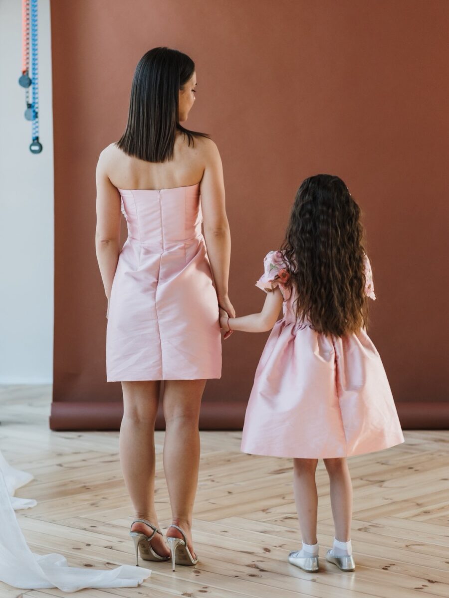 svecane haljine za mamu i dete sa cvetnim detaljima i elegantnim dizajnom uskladjen set haljina roze za posebne prilike i porodicne proslave