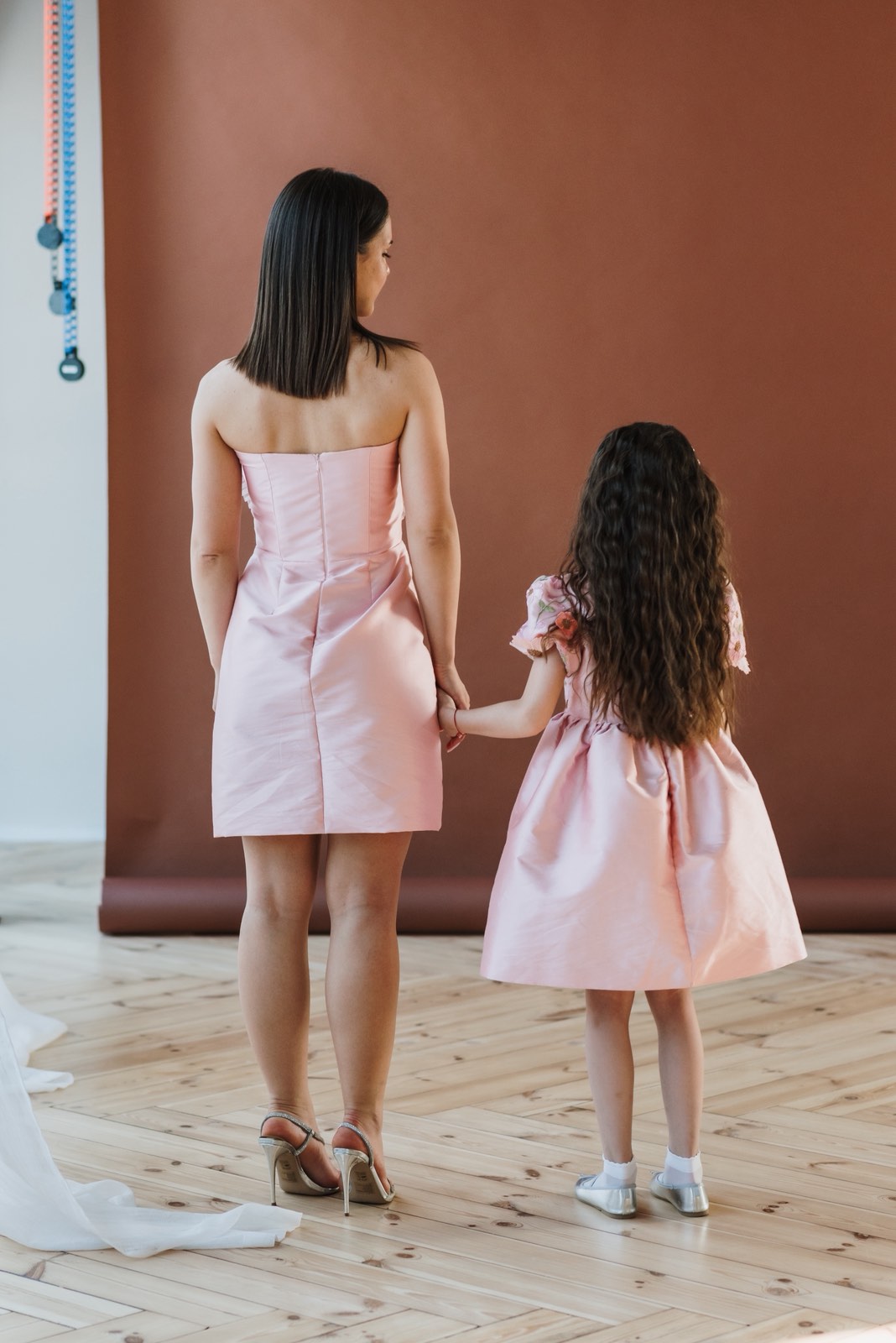 svecane haljine za mamu i dete sa cvetnim detaljima i elegantnim dizajnom uskladjen set haljina roze za posebne prilike i porodicne proslave