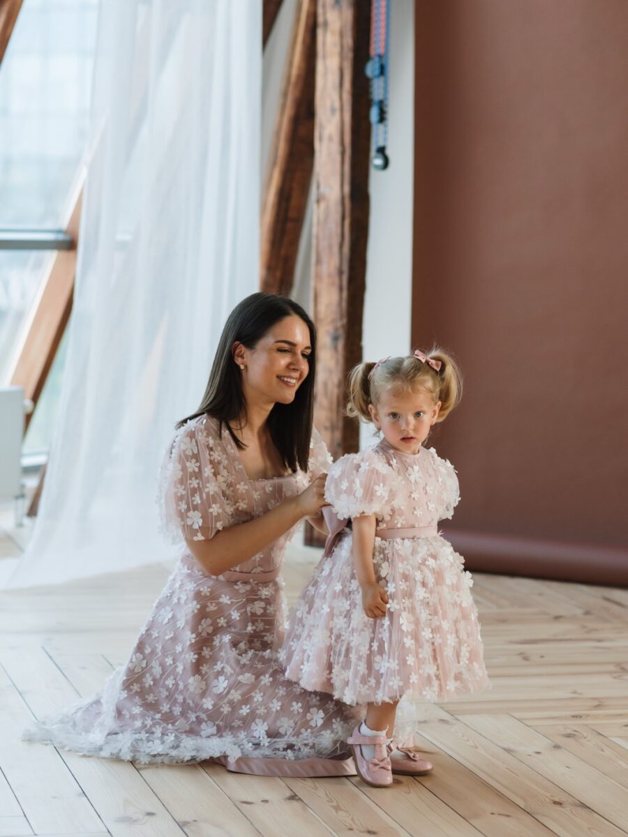 set haljina Dalia roze kratki rukav za mamu i cerku cipka elegantan dizajn svecane haljine za mamu i dete njezan roze komplet za posebne prilike uskladjen set haljina Dalia za rođendane i porodicne proslave