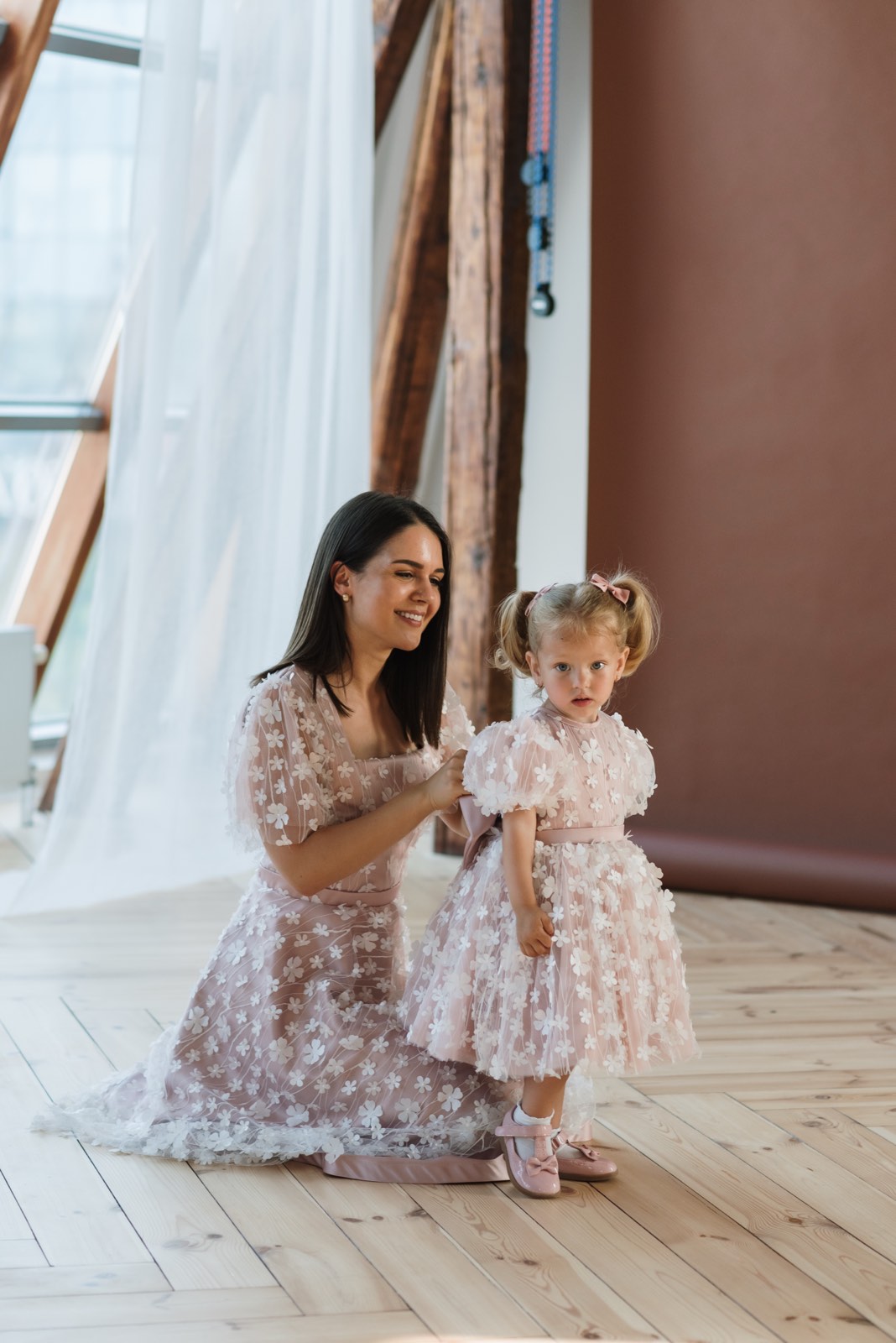 set haljina Dalia roze kratki rukav za mamu i cerku cipka elegantan dizajn svecane haljine za mamu i dete njezan roze komplet za posebne prilike uskladjen set haljina Dalia za rođendane i porodicne proslave
