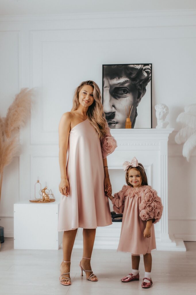 set haljina Vjeruj roze za mamu i cerku sa ruzama od tila roze elegantne haljine za mamu i dete asimetrican dizajn i romanticni stil uskladjen set haljina roze za posebne prilike i porodicne proslave