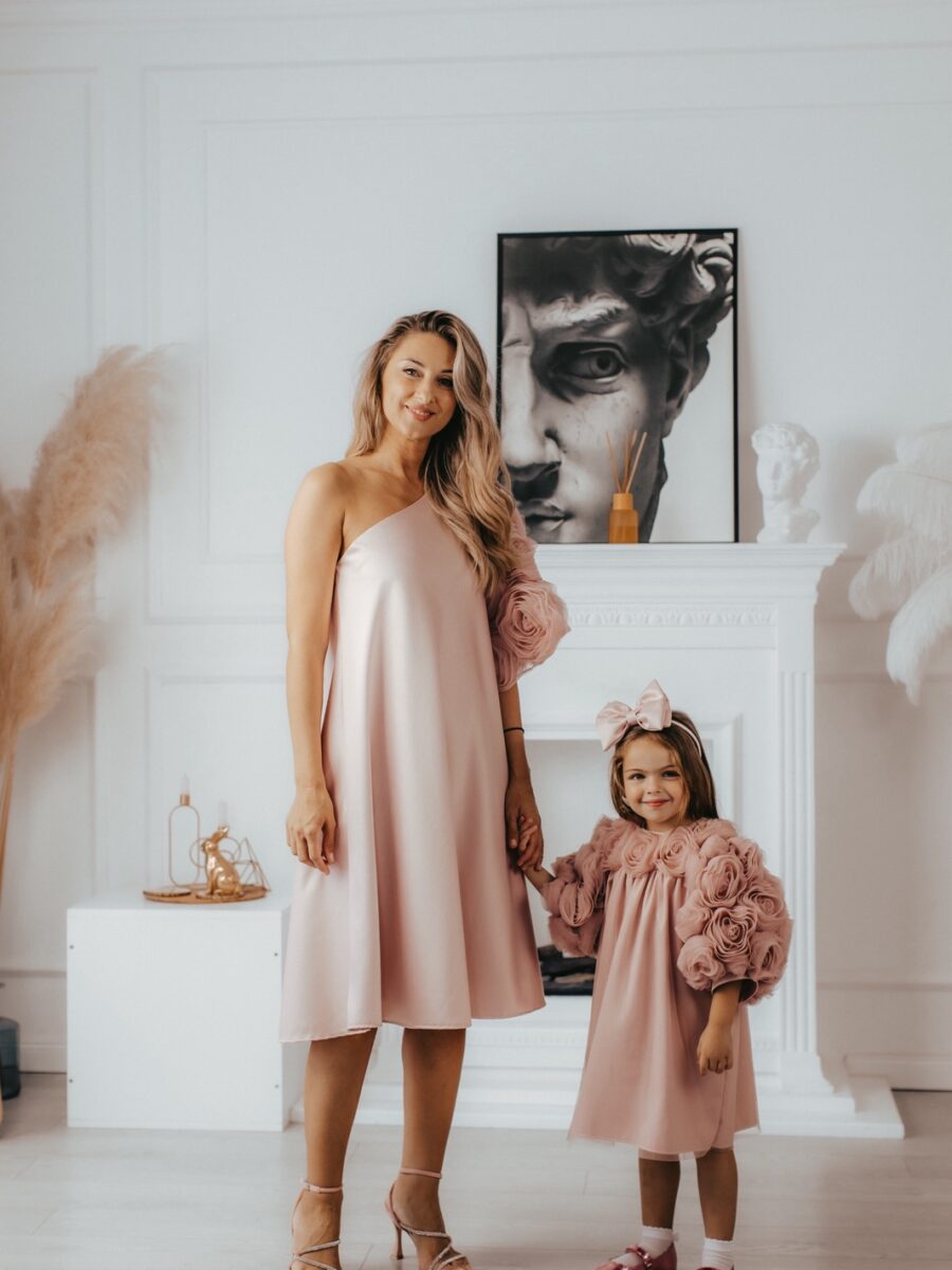 set haljina Vjeruj roze za mamu i cerku sa ruzama od tila roze elegantne haljine za mamu i dete asimetrican dizajn i romanticni stil uskladjen set haljina roze za posebne prilike i porodicne proslave