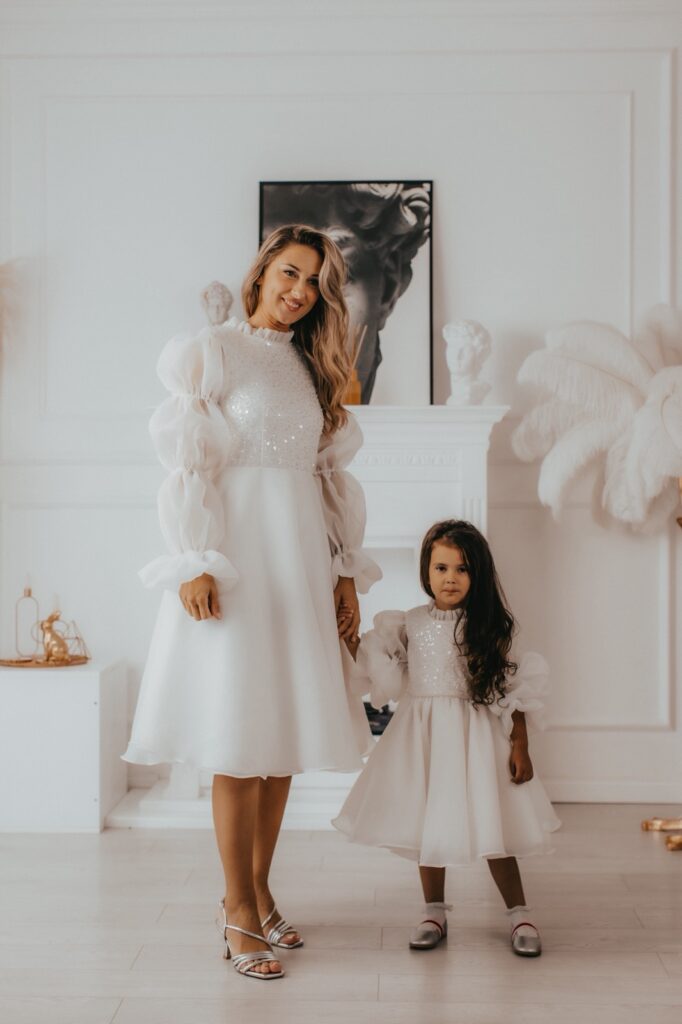 set haljina Vita bela za mamu i cerku sa svetlucavom cipkom set haljina Vita bela za mamu i cerku sa svetlucavom cipkom