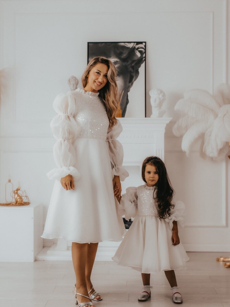 set haljina Vita bela za mamu i cerku sa svetlucavom cipkom set haljina Vita bela za mamu i cerku sa svetlucavom cipkom