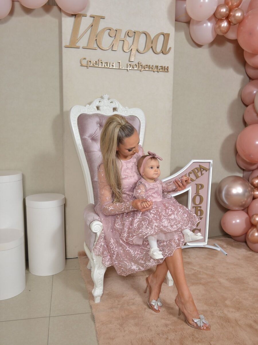 elegantna haljina Ana sa cipkom i sirim donjim delom svecana haljina roze boje sa mogucnoscu izbora duzine i rukava set haljina Ana roze za mamu i cerku cipka i til puf model svecane haljine za mamu i dete roze boje sa naglasenim strukom i masnom uskladjen set haljina Ana za posebne prilike i porodicne proslave