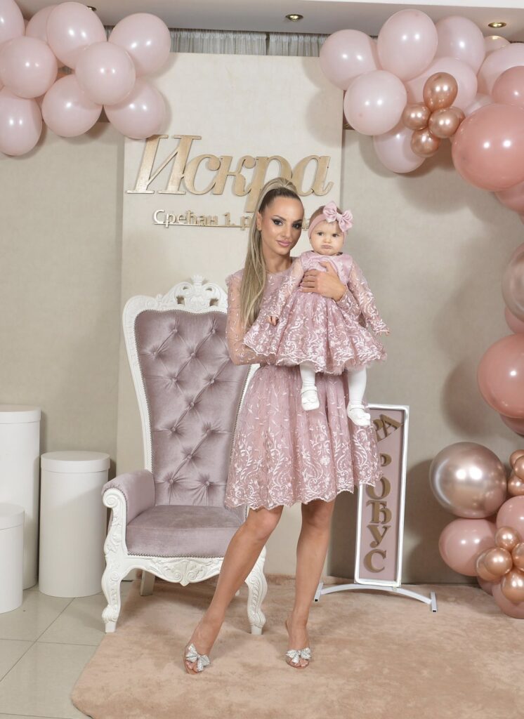 roze svecana haljina Ana od cipke i tila sa naglasenim strukom set haljina Ana roze za mamu i cerku cipka i til puf model svecane haljine za mamu i dete roze boje sa naglasenim strukom i masnom uskladjen set haljina Ana za posebne prilike i porodicne proslave