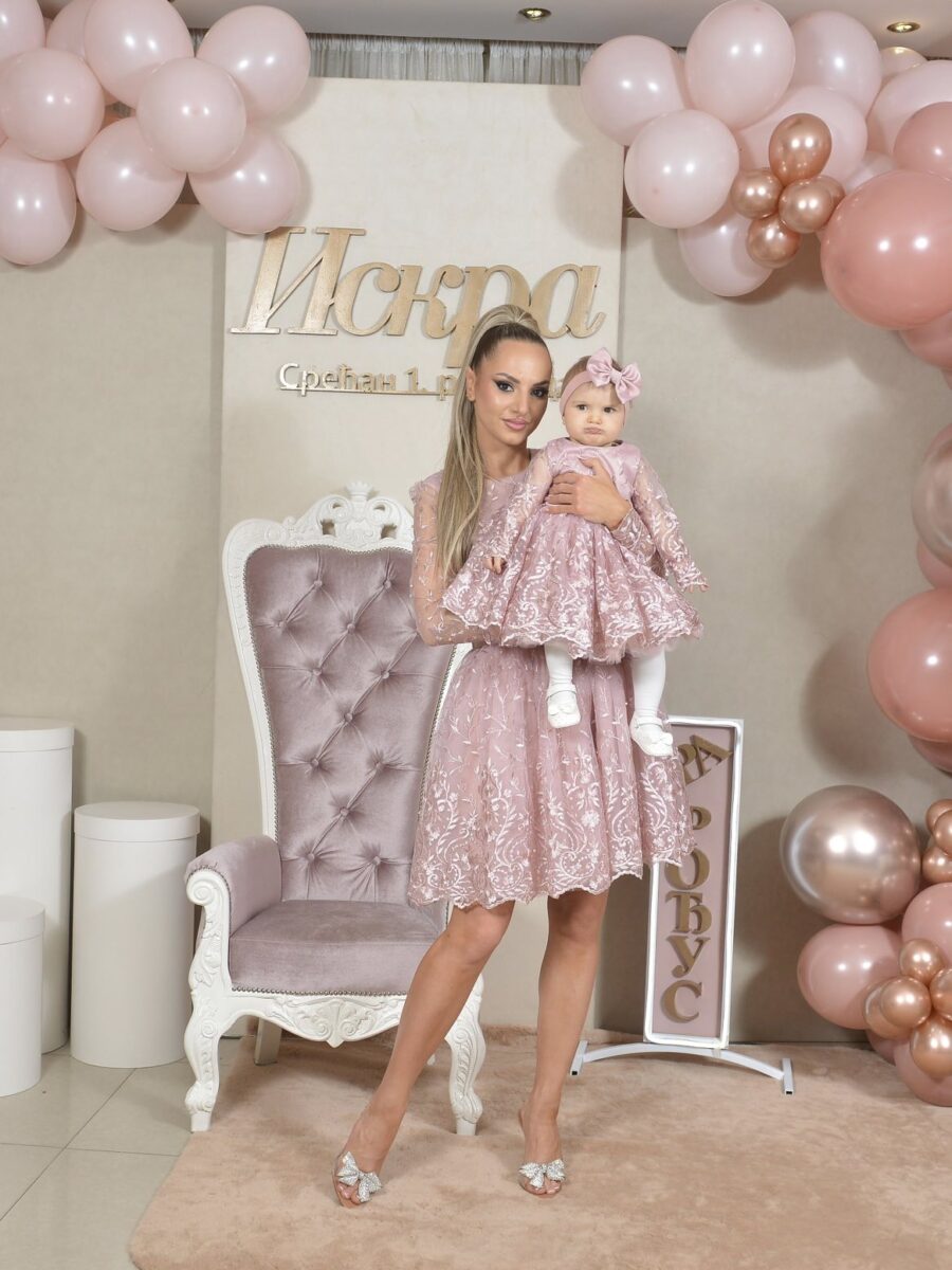 roze svecana haljina Ana od cipke i tila sa naglasenim strukom set haljina Ana roze za mamu i cerku cipka i til puf model svecane haljine za mamu i dete roze boje sa naglasenim strukom i masnom uskladjen set haljina Ana za posebne prilike i porodicne proslave
