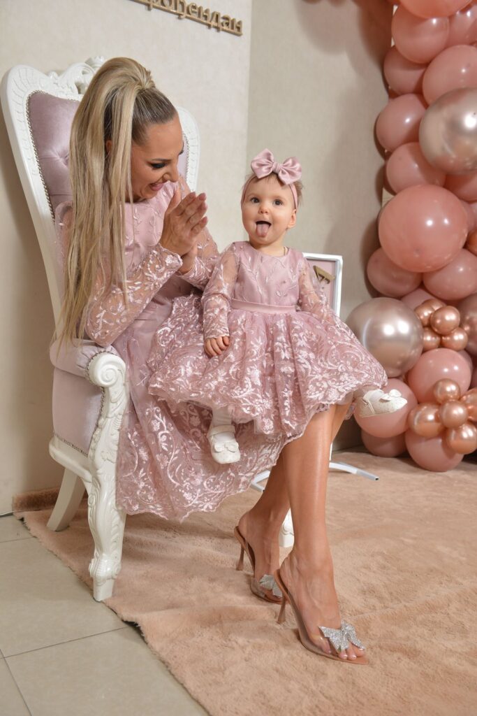 roze svecana haljina za devojcice Ana sa cipkom i puf suknjom set haljina Ana roze za mamu i cerku cipka i til puf model svecane haljine za mamu i dete roze boje sa naglasenim strukom i masnom uskladjen set haljina Ana za posebne prilike i porodicne proslave